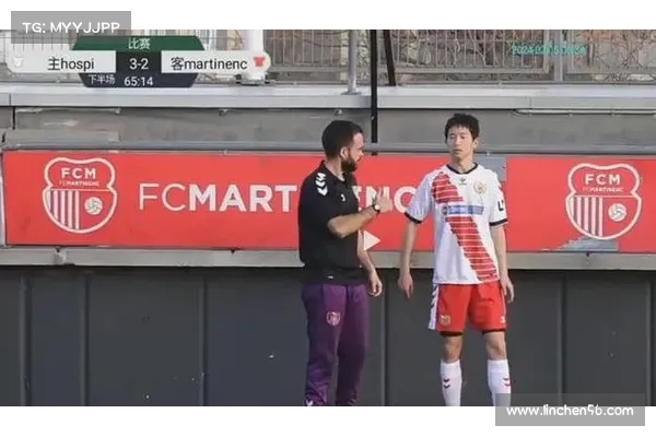 中国足球小将与多名留洋球员观看老二科内二次首秀 中场休息期间互动引关注 中国足球小将与多名留洋球员观看老二科内二次首秀 中场休息期间互动引关注